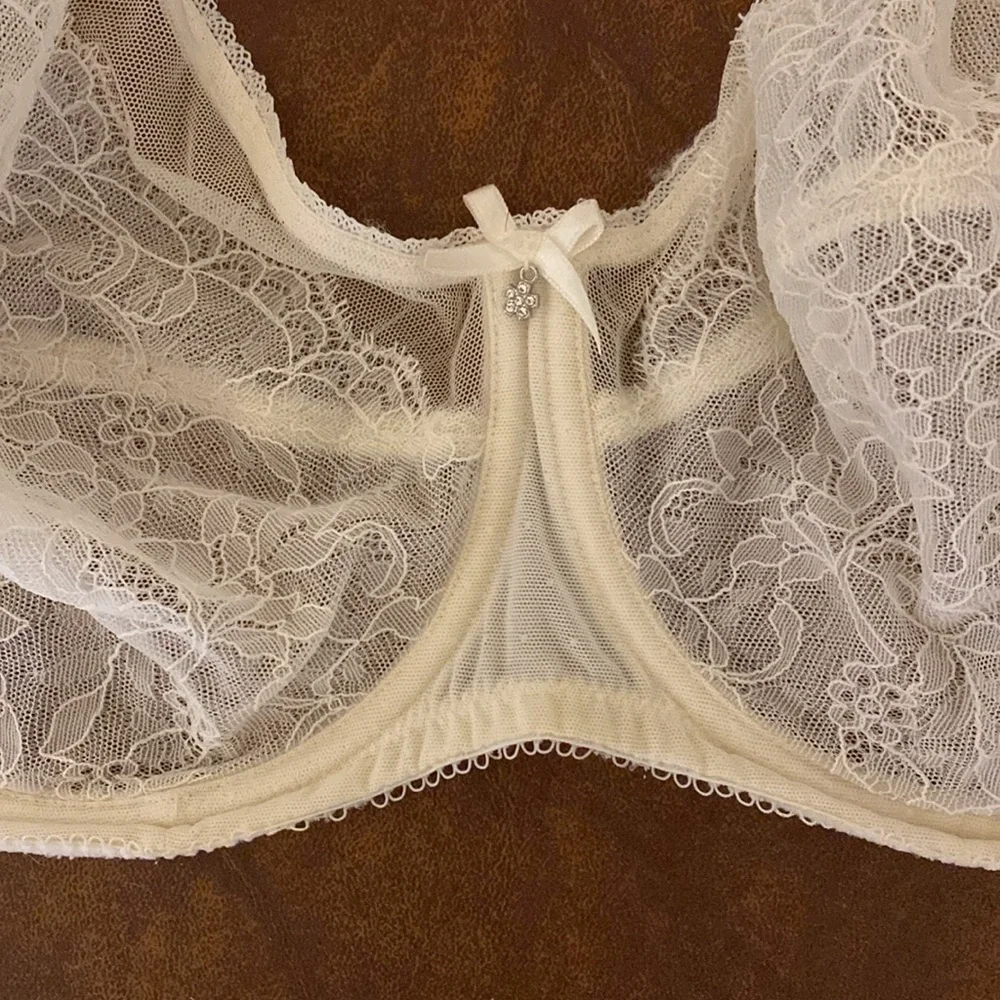 Gorgeous Wacoal Bra. Ivory color. Worn a few times. Did not fit. 40D